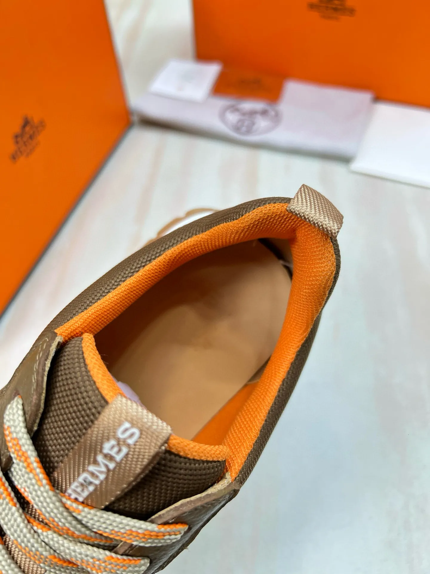 Factory price: 580💰Hermes Jimmy men's sneakers, Hermes high-tech canvas and suede goatskin sneakers with grooved rubber soles. Create a modern hiking style. Honey-colored rubber sole, white rubber midsole, pumpkin-colored high-tech canvas lining Size: 38-44 (45 customized)